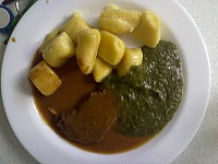 Hovezi na cesneku, bramborove spalicky, spenat